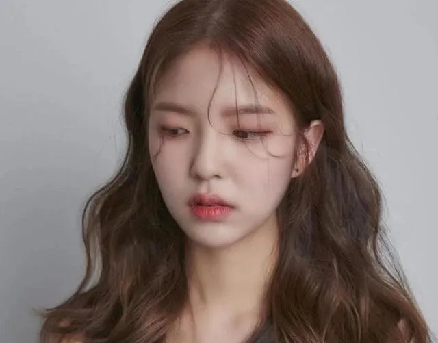 鹅蛋脸 每种脸型都有适合的发型,方脸不适合黑长直,长脸留卷发超好看