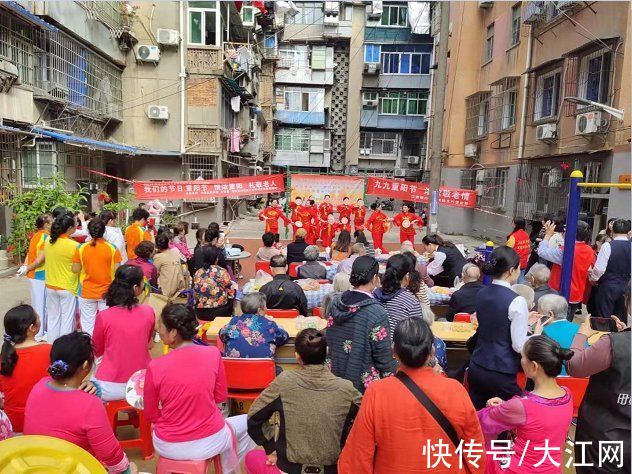 老年人@「我为群众办实事」南昌市西湖区南站街道铁路三村东社区开展 “我们的节日--情浓重阳 礼敬老人”文艺汇演活动