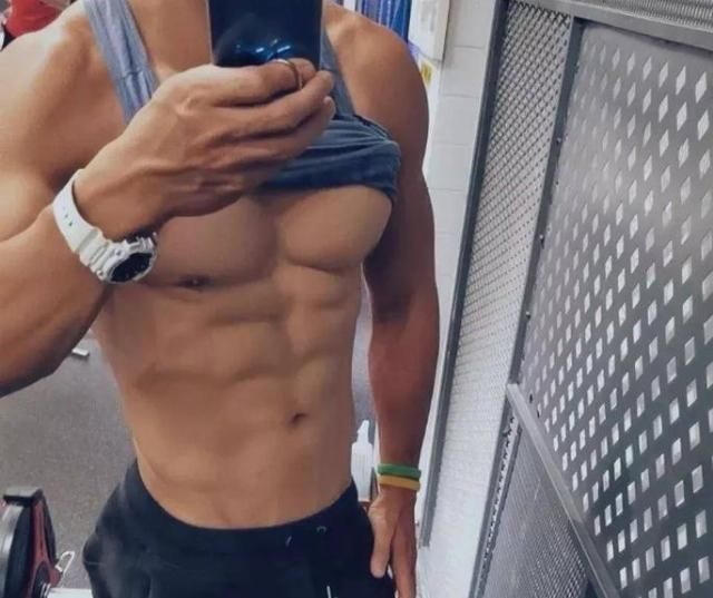 哑铃飞鸟|胸肌看轮廓不看大小,想要练出“巨石”胸肌需要注意什么