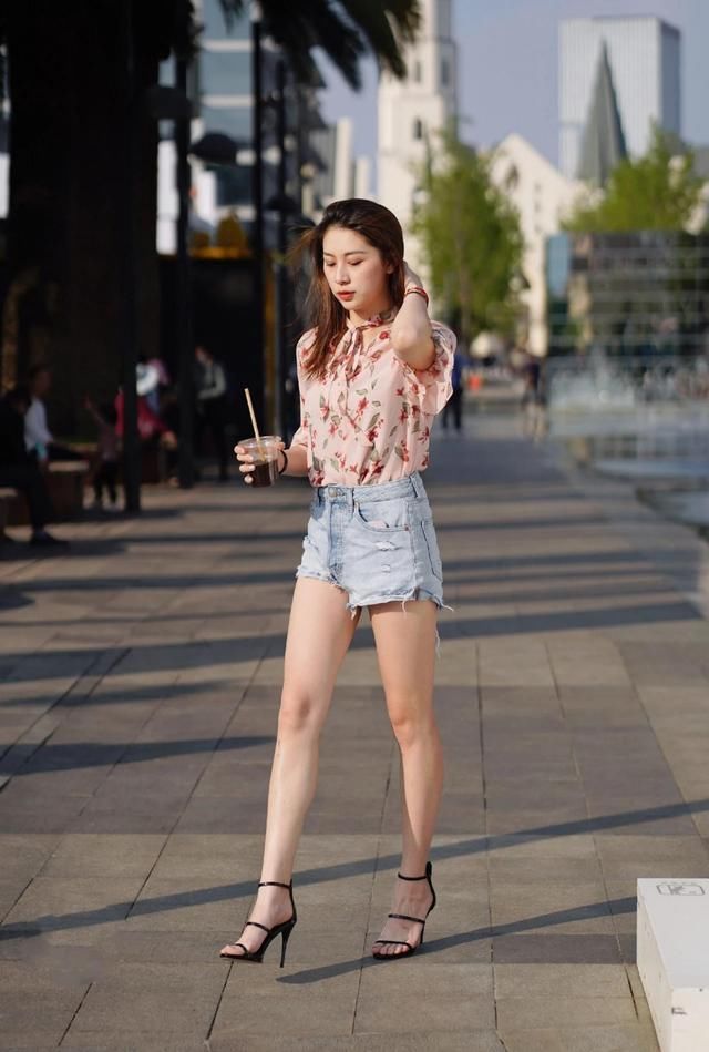 碎花|碎花上衣简约搭配牛仔短裤高跟鞋气质靓丽百搭