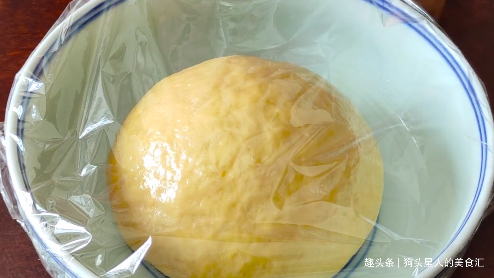 面粉不要做包子馒头了，教你新做法，不蒸也不烤，上桌就扫光