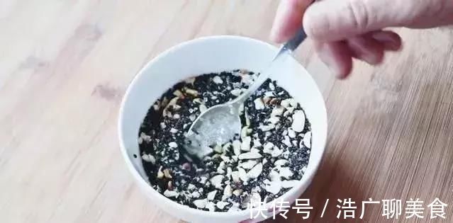 糯米粉最好吃的做法，开水一烫，大刀一切，全家人都有爱吃