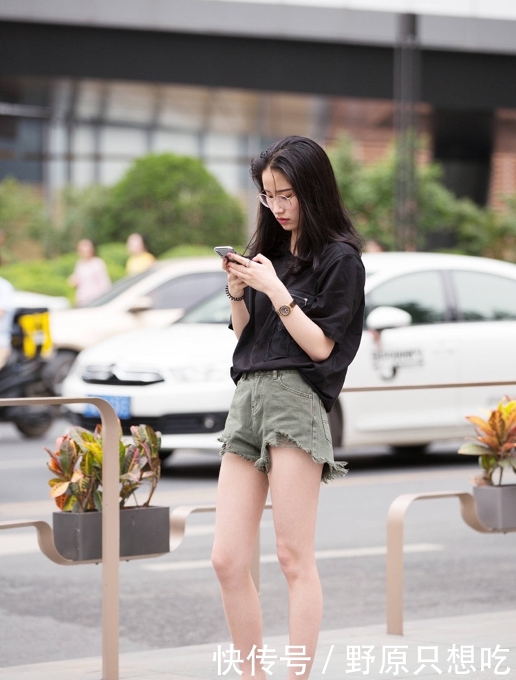 美女|街拍:美女黑色休闲衬衣搭配绿色牛仔热裤,气质超好!