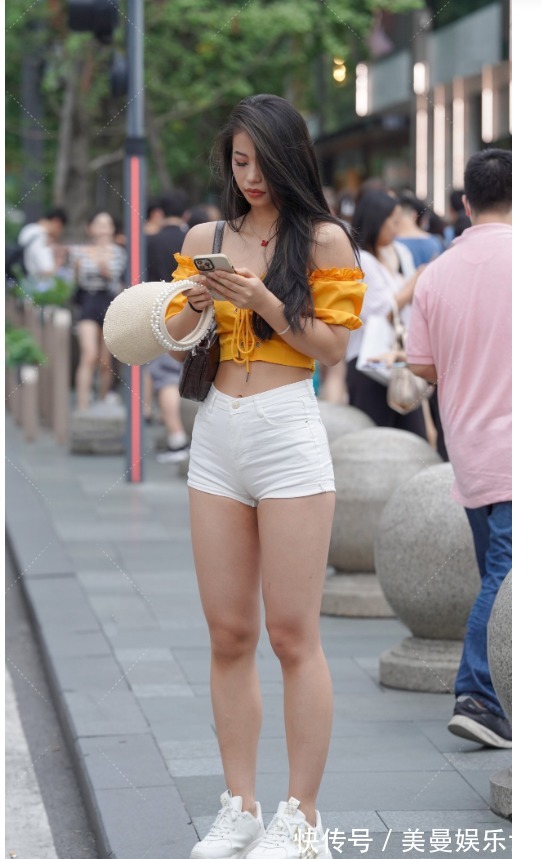 糖果色 胖沙漏型身材穿短裤，搭配一字领短上衣，轻松打造身材曲线美