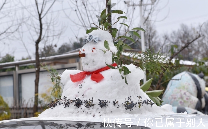 雪娃娃|村民捏雪娃娃卖给游客1个50元，网友：这手艺去雪乡能赚百万！