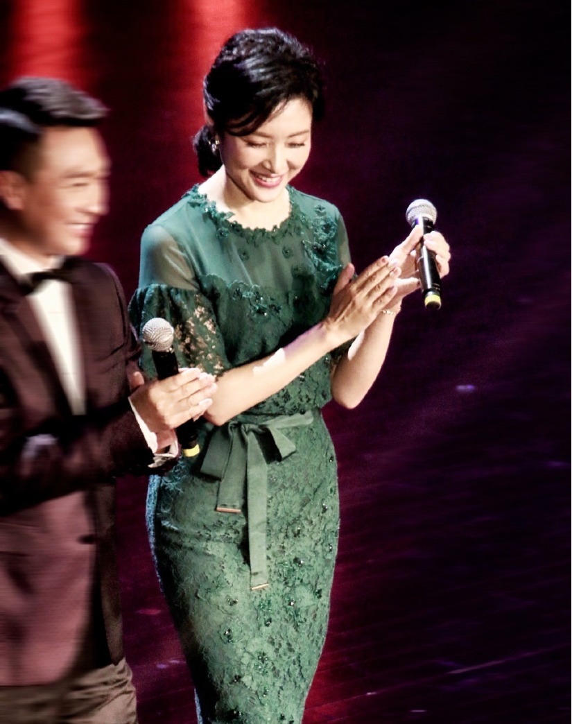 周涛 著名主持人周涛气质感真好!马尾辫搭配绿色蕾丝连衣裙,减龄时髦