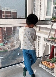|搞笑GIF: 你们可要为我作证 是那个妹子自己撞过来的