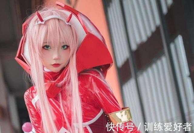 鼓包|胶衣coser竟也可以不是小姐姐尴尬的鼓包也是假的槽点太多了！
