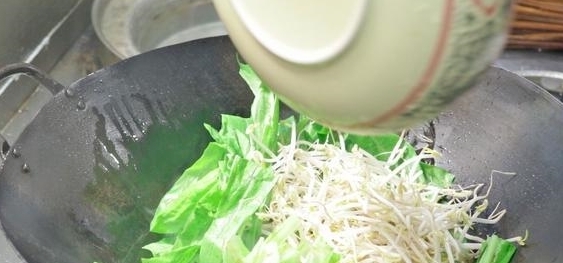 水煮肉片怎样做才好吃大厨教你小技巧，肉片滑嫩鲜香，开胃下饭