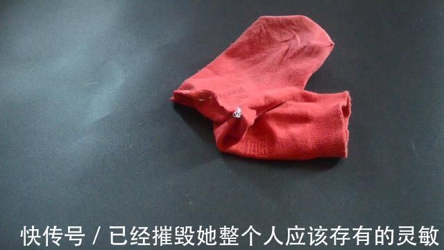 缝纫|穿破的袜子不要扔,简单剪一刀,旧袜子变得和新的一样,太实用了