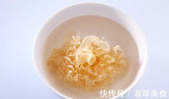 黏稠|煮银耳汤，泡发后直接煮是错的，学会2个小技巧，出胶又多又快速