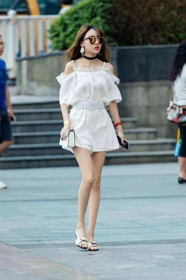 裙摆 美女搭配简约黑色的尖头高跟鞋，穿出甜甜的气质风，很有韵味