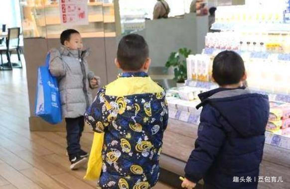 幼儿园|“妈妈,咱家有没有钱”,3位妈妈的不同回答,直接影响孩子一生