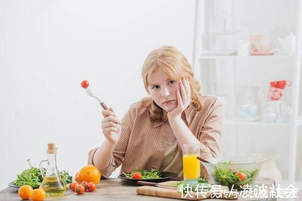症状表现|早期的抑郁症患者,出现食欲异常,反应迟钝,失眠,最好别忽视