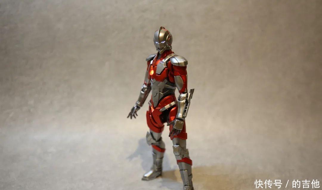 奥特曼|高达模型秀奥特曼直面钢铁侠呃,都是浑身亮闪闪嘛……!