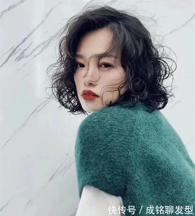 蓬松度 女人过了50岁后别乱烫发!今年流行成熟复古风烫发,减龄又显气质