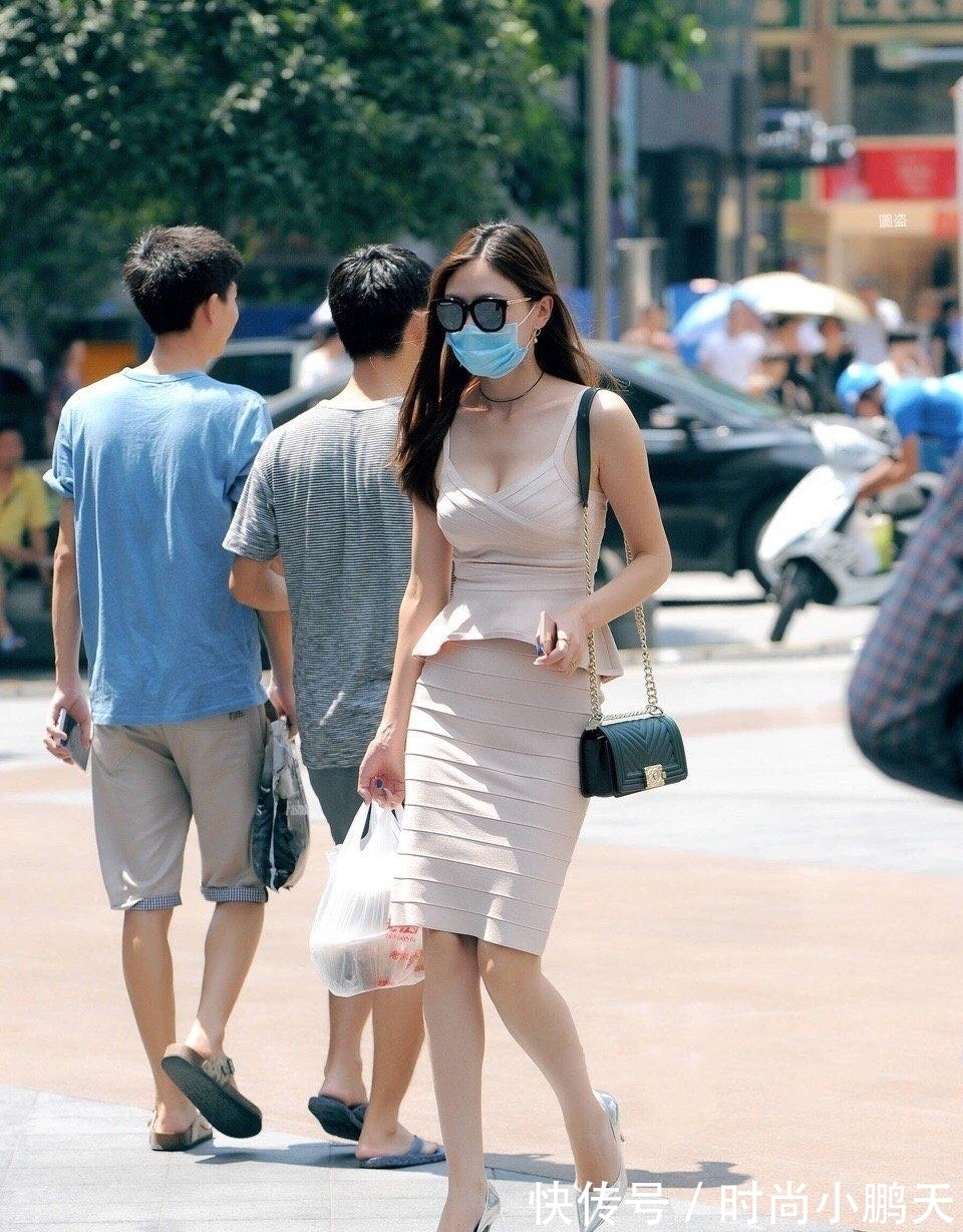 荷叶花边裙 灰色无袖横纹荷叶花边裙,大方得体,贴身舒适