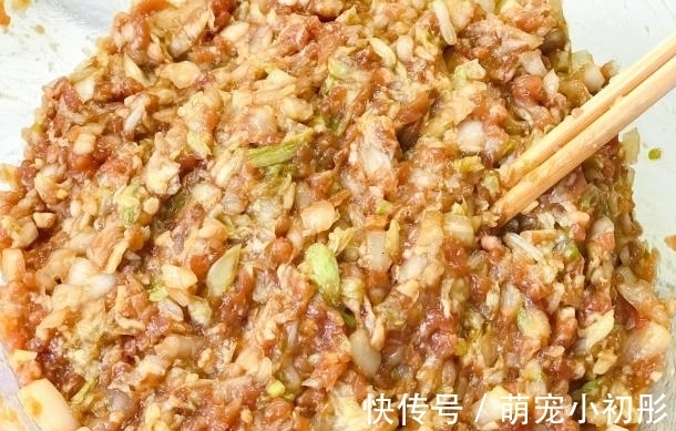 白菜焯水再包馅大错特错,加盐也不对,这种做法最正确,香嫩紧实