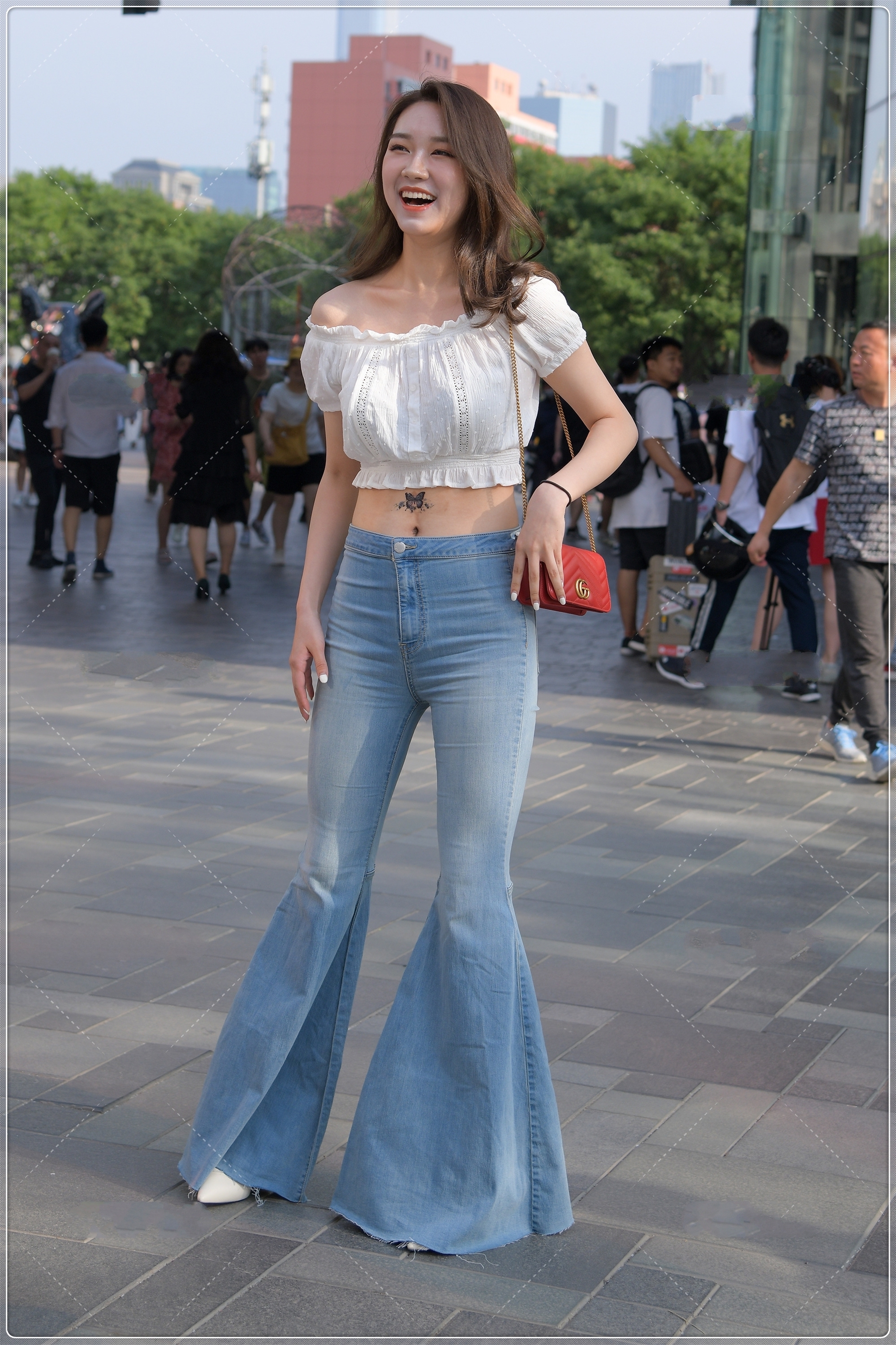 独特|一字肩露脐装搭配牛仔喇叭裤,版型独特,时尚范十足