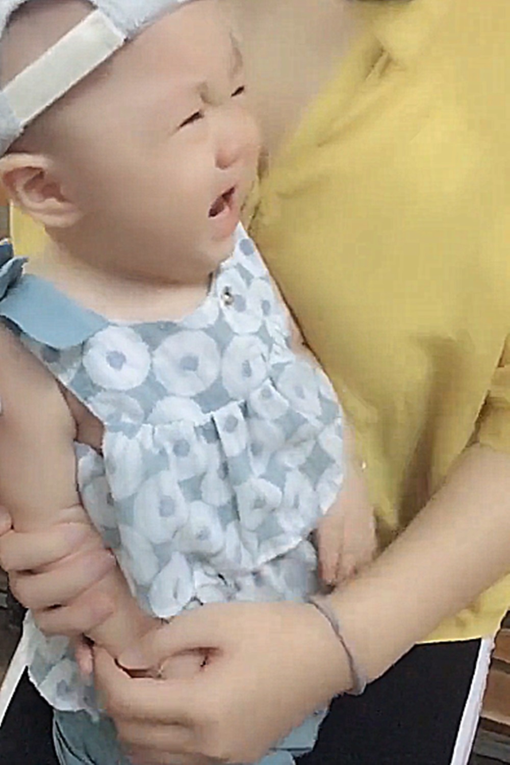 “确认过眼神,记住打针的人!”扎针的瞬间,宝宝反应太可爱了