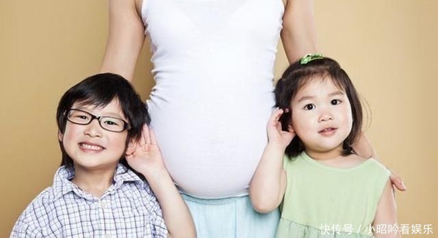 大宝|弟弟见姐姐看电视入迷,趁机偷吃她手中鸡腿,被发现后表情萌翻