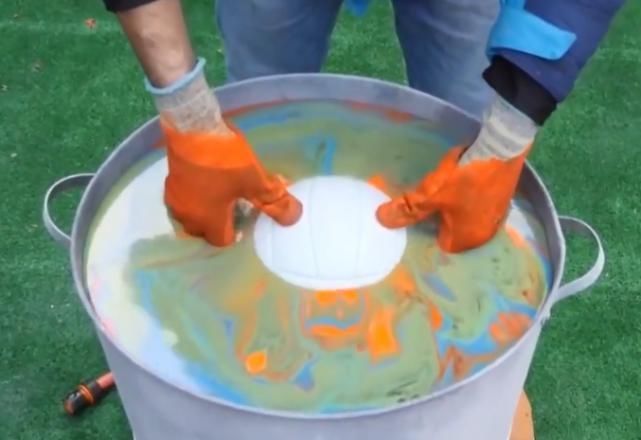 美女嫌高跟鞋太丑,将其“染色”一番后,价值瞬间翻倍