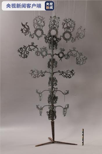凤鸟|十分罕见东汉青铜摇钱树被成功修复,树高110厘米,饰有凤鸟、玉璧、人物