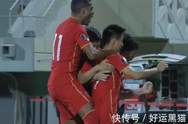 裁判|冲突!国足忍无可忍,16分钟遭3次恶意踩踏,裁判太纵容对方了