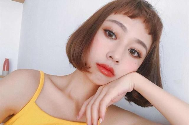 中分八字刘海|剪眉上短刘海“翻车”了,感觉又“丑”又显脸大,几天才能长长?