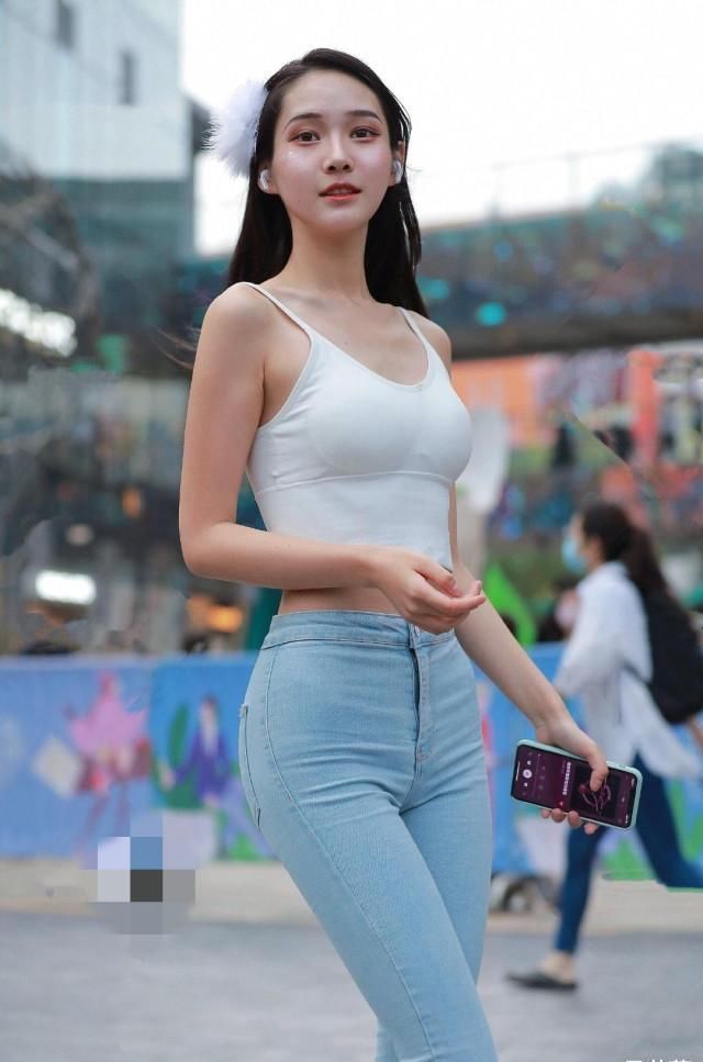 片妆|姐姐出去玩,穿时尚背心套装,点上亮片妆气质可真好