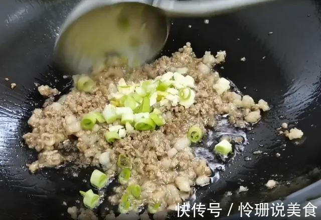 炒长豆角，直接下锅炒容易发黑，教你正确做法，豆角碧绿又脆嫩！