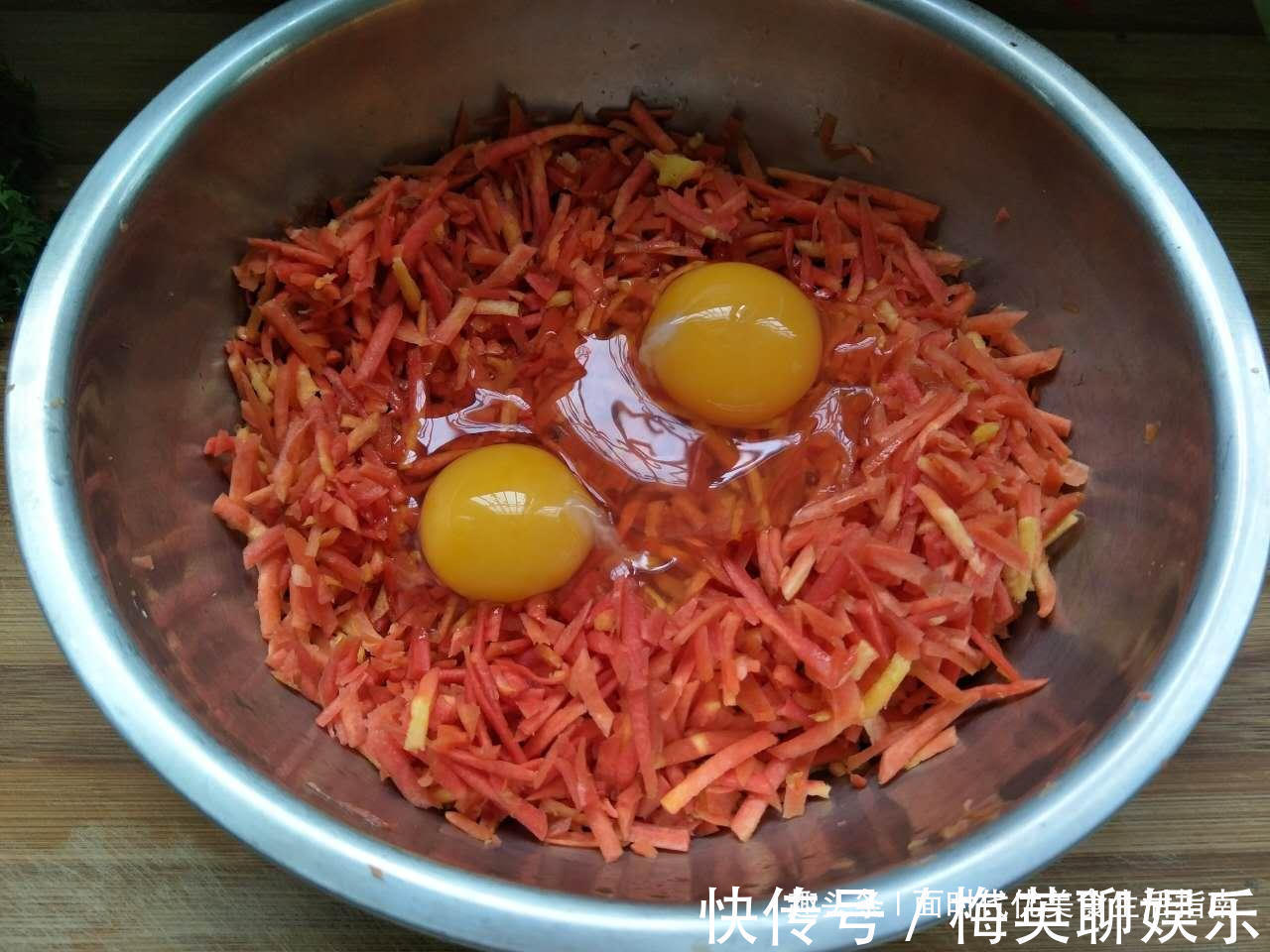 酥软|我炸的丸子,香脆酥软,怎么吃都不腻,边吃边炸,端上桌都快没了