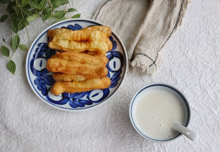 想吃油条不用出去买，自己在家也能做，蓬松酥脆还省钱