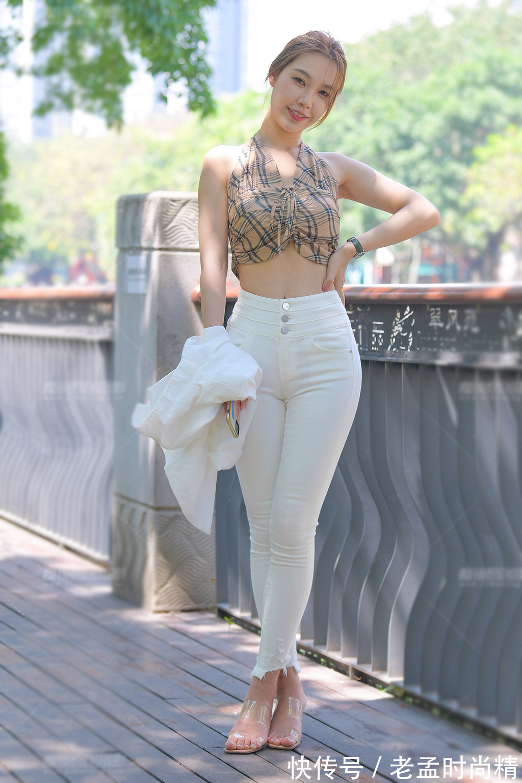 小姐姐|初秋清新显气质的穿搭，格纹短款挂脖衫配白色牛仔裤，简约又大方