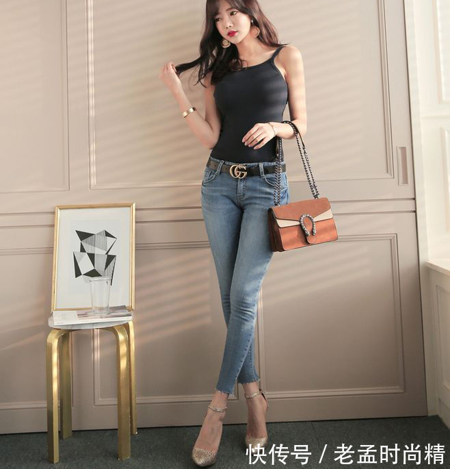 牛仔裤 街拍:牛仔裤小姐姐的穿着复古感十足!