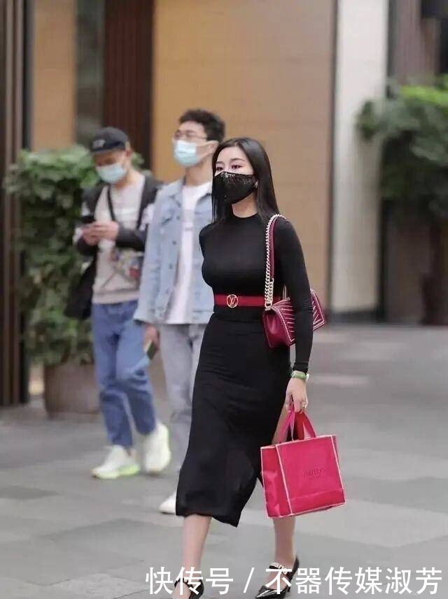 美感|长裙的小姐姐,混搭装很轻松的就展现出了,飘逸随性的美感