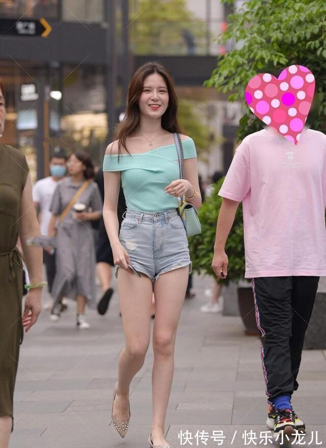 一字肩 浅绿色一字肩与浅蓝牛仔短裤搭配,造型清新干净,不失时尚气息