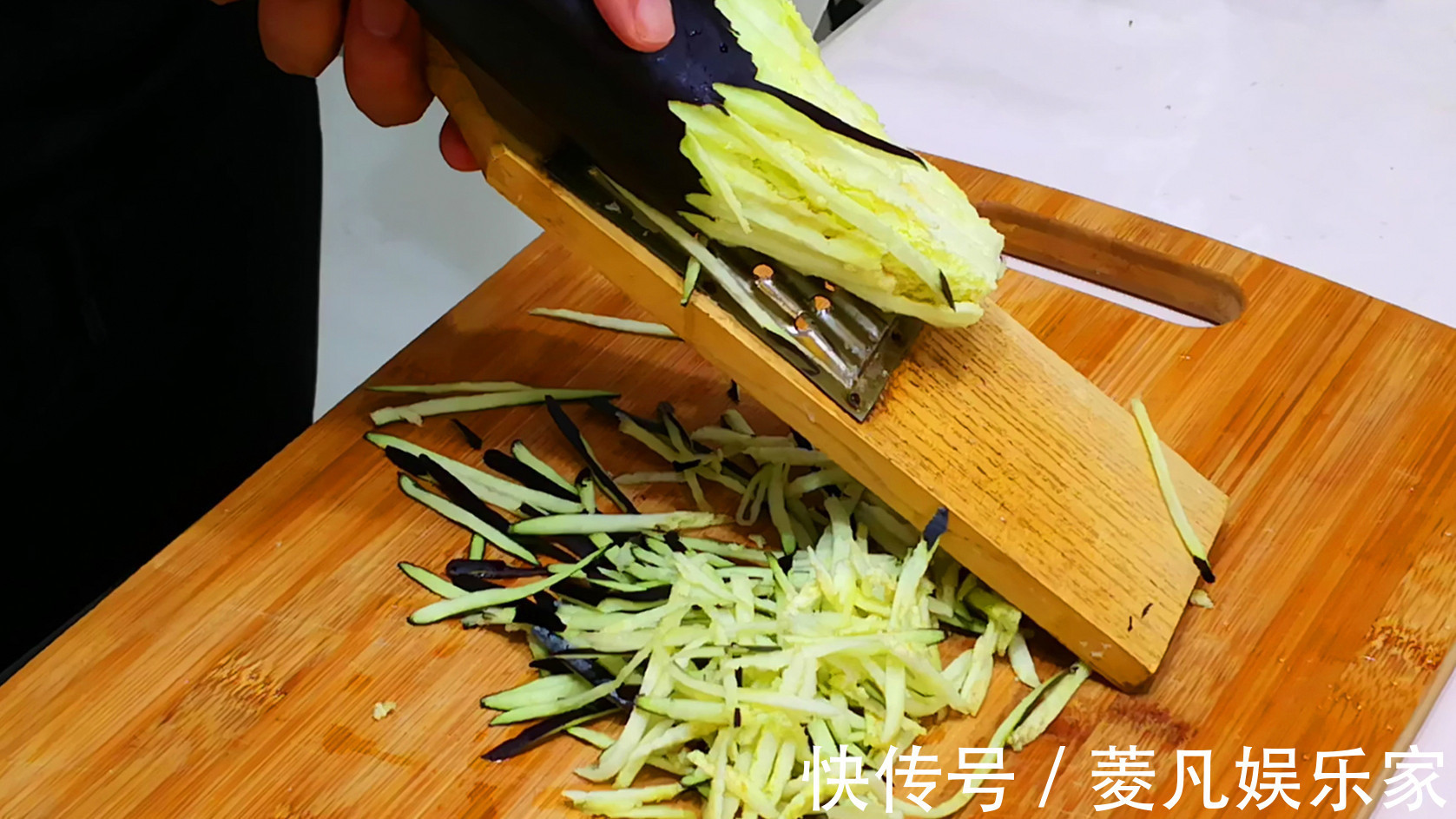 包饺子|茄子包饺子，实在太好吃了，鲜美多汁不油腻，比肉饺子还香还好吃