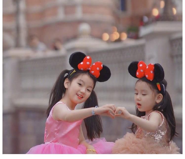 面對鏡頭|9歲的阿拉蕾曬近照，與妹妹同框合影好可愛，姐妹倆像共用一張臉