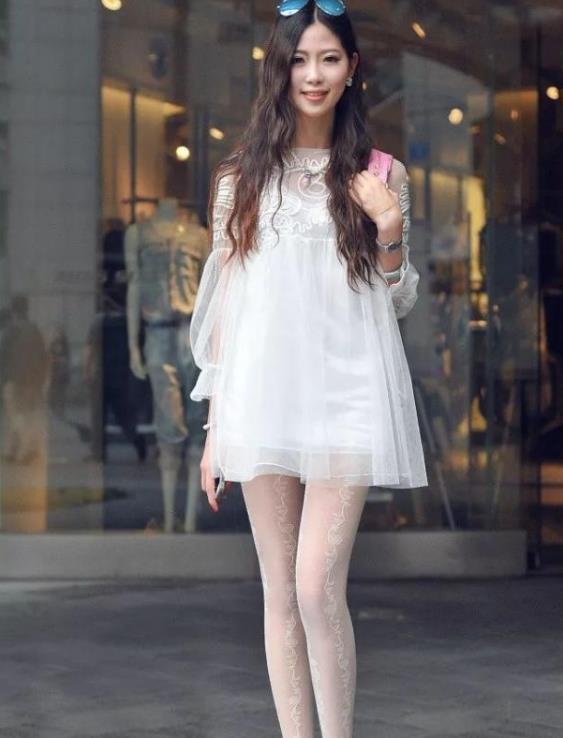 小姐姐|长发披肩的小美女,一条蓝色的吊带牛仔裙,时尚魅力风采