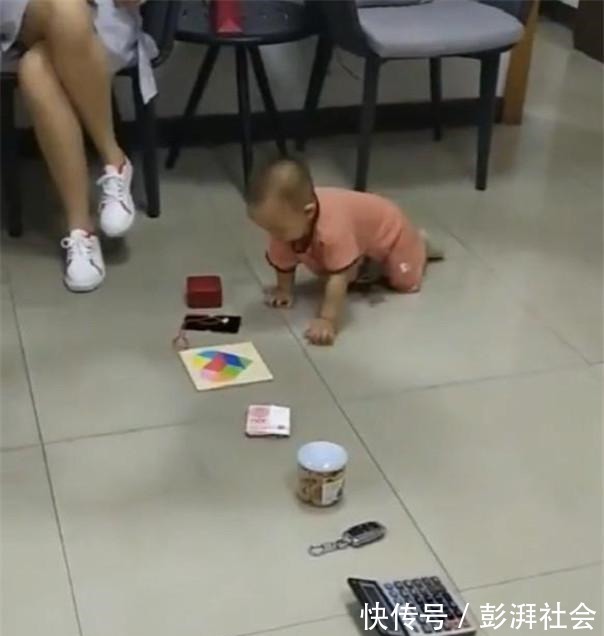 周前|1岁宝宝抓周,奶奶放了这东西,宝宝的举动让全家人笑容都凝固了