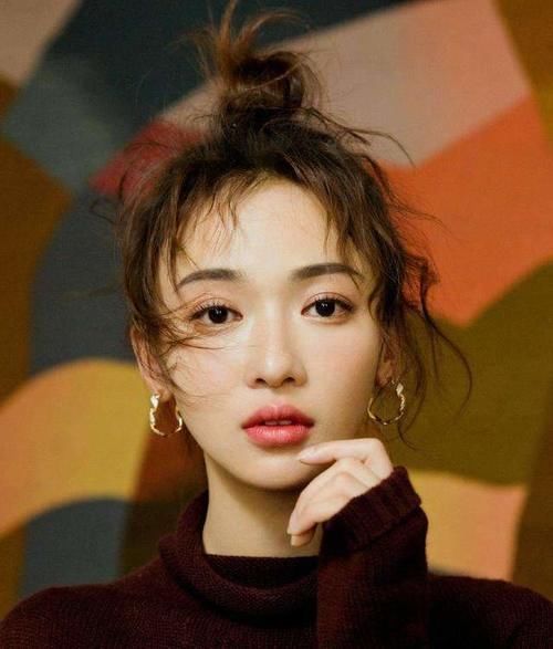 气质|冬天再懒也不要散着头发了,有静电!试试这几款扎发,气质又迷人