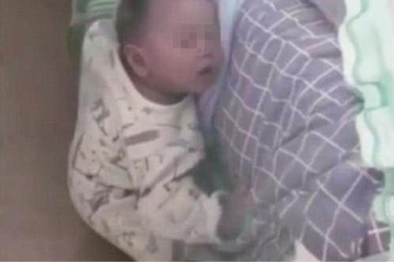 儿子|妈妈半夜醒来,发现8个月大的儿子“丢了”,找到后吓出一身冷汗