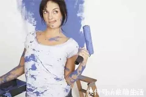 白色的衣服容易脏和发黄，有了这一招，不管什么颜色都变干净