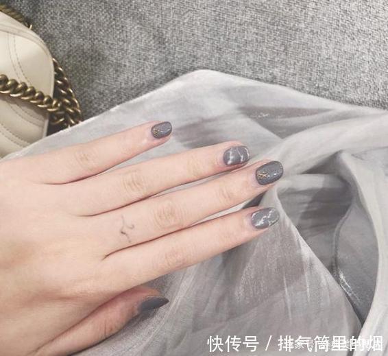 高级感十足的烟灰色和奶灰色美甲图片,时尚显白,拒绝平庸