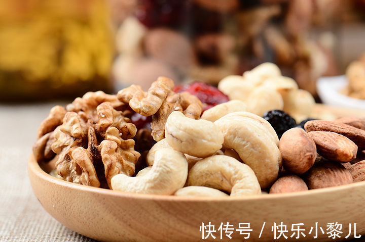 一日三餐|零食种类五花八门,该不该让孩子吃?这几类食物可以让娃吃