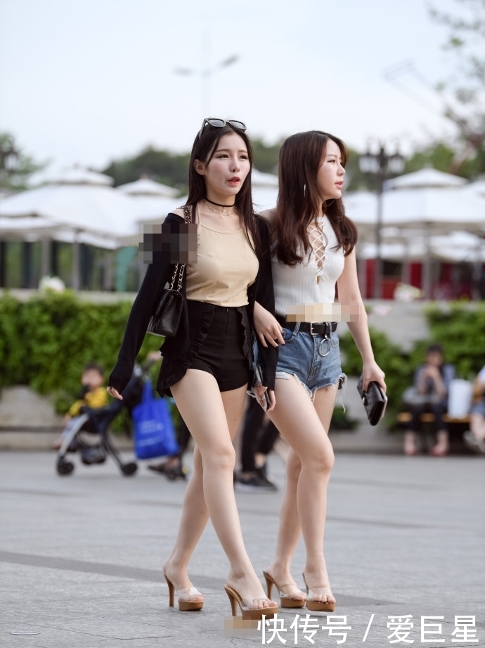 热裤|街拍:时尚靓丽的美女姐妹花,性感热裤展现迷人身材!