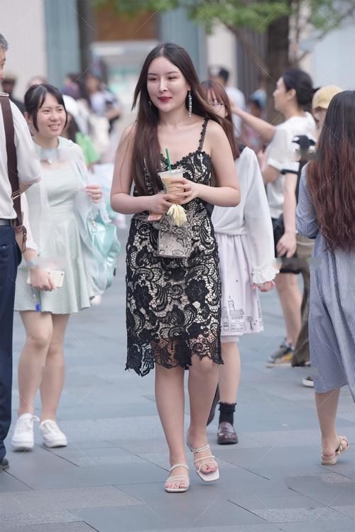  层次感|黑色和白色叠层的连衣裙，有层次感，穿上很高级