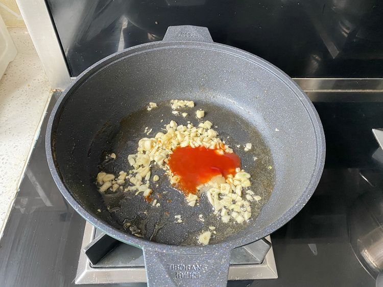 家常油焖大虾，虾肉入味鲜美，咬一口Q弹，好吃到舔手指