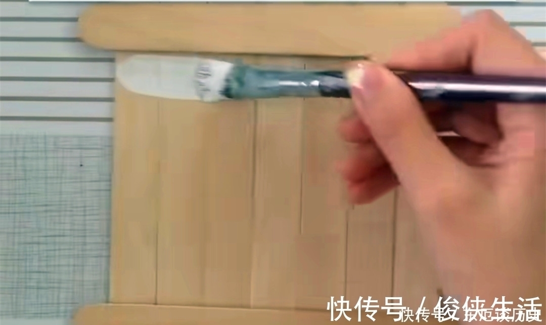 雪糕$美术生有多厉害?吃完的雪糕棍不扔,在上面随便画几笔,看到成品:真秀!